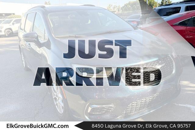 2022 Chrysler Pacifica Touring L's photo