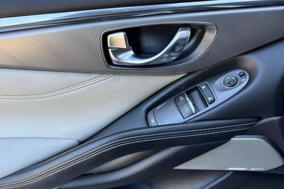 2022 INFINITI Q60 LUXE